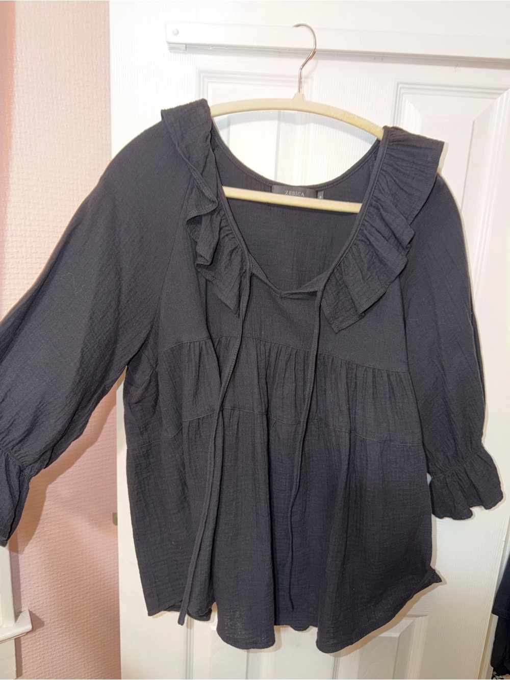 Zesica size medium black gauzy crinkle baby doll top blouse